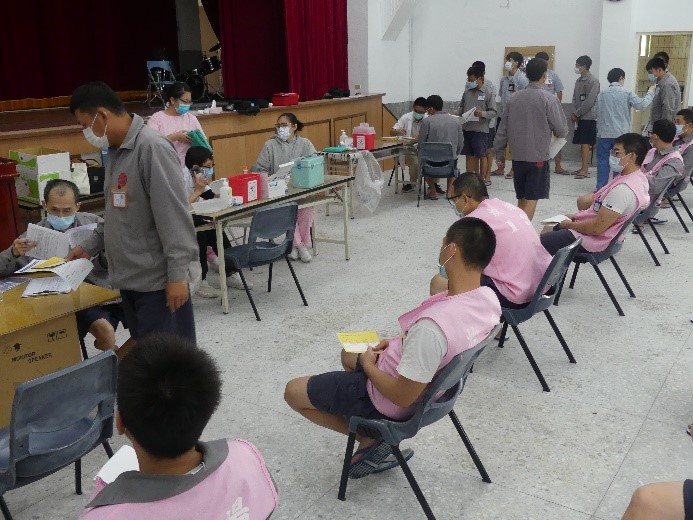 核對健保卡及黏貼疫苗接種貼紙