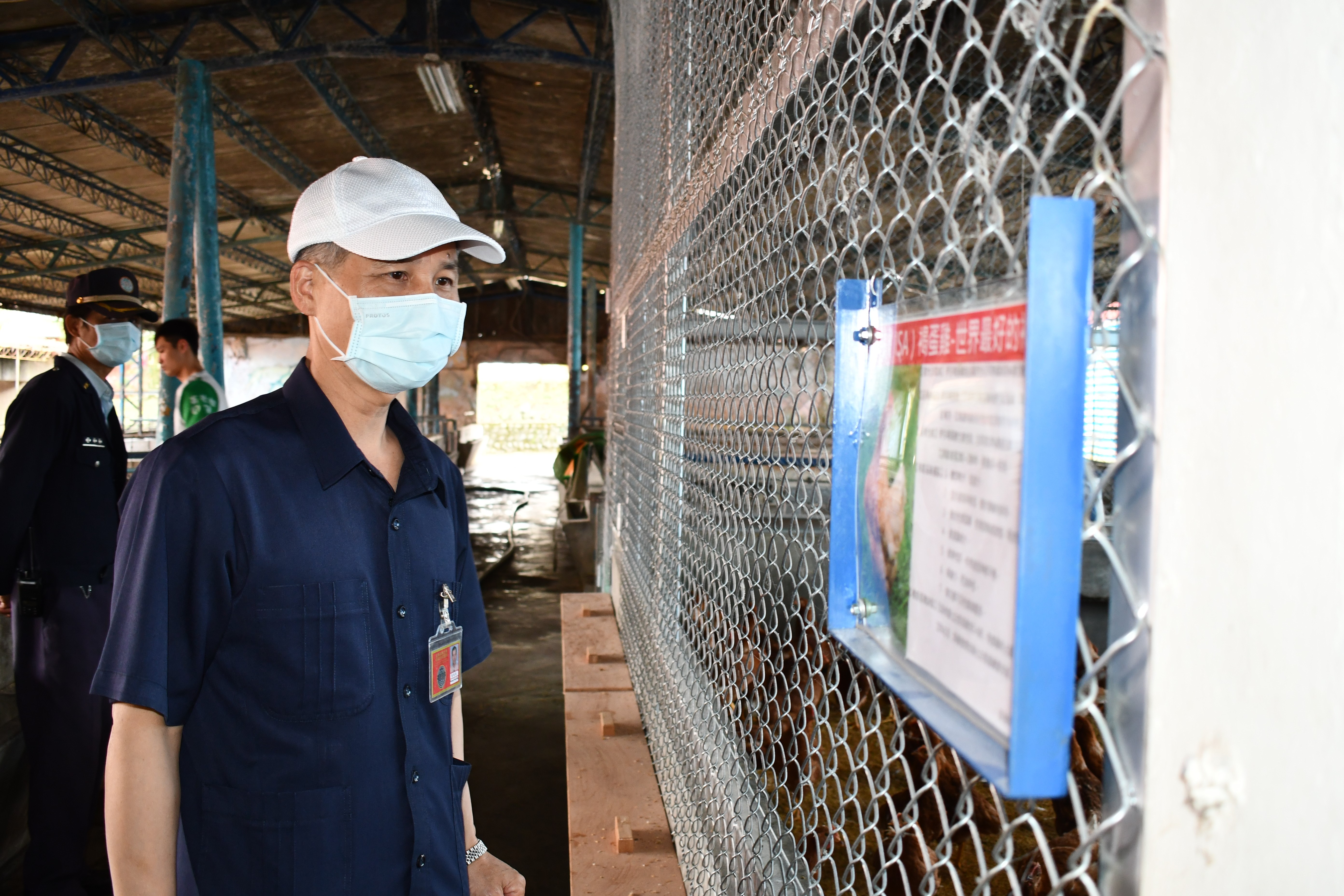 黃敬謀典獄長巡視雞舍建置情形