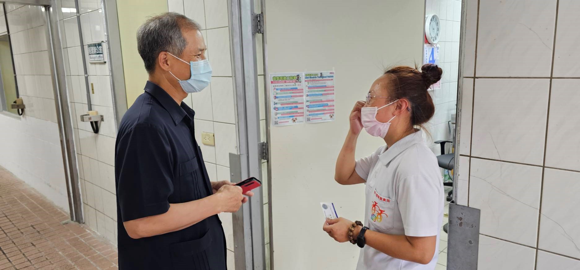 典獄長與作業協力單位之溫主管詢問收容人作業情形