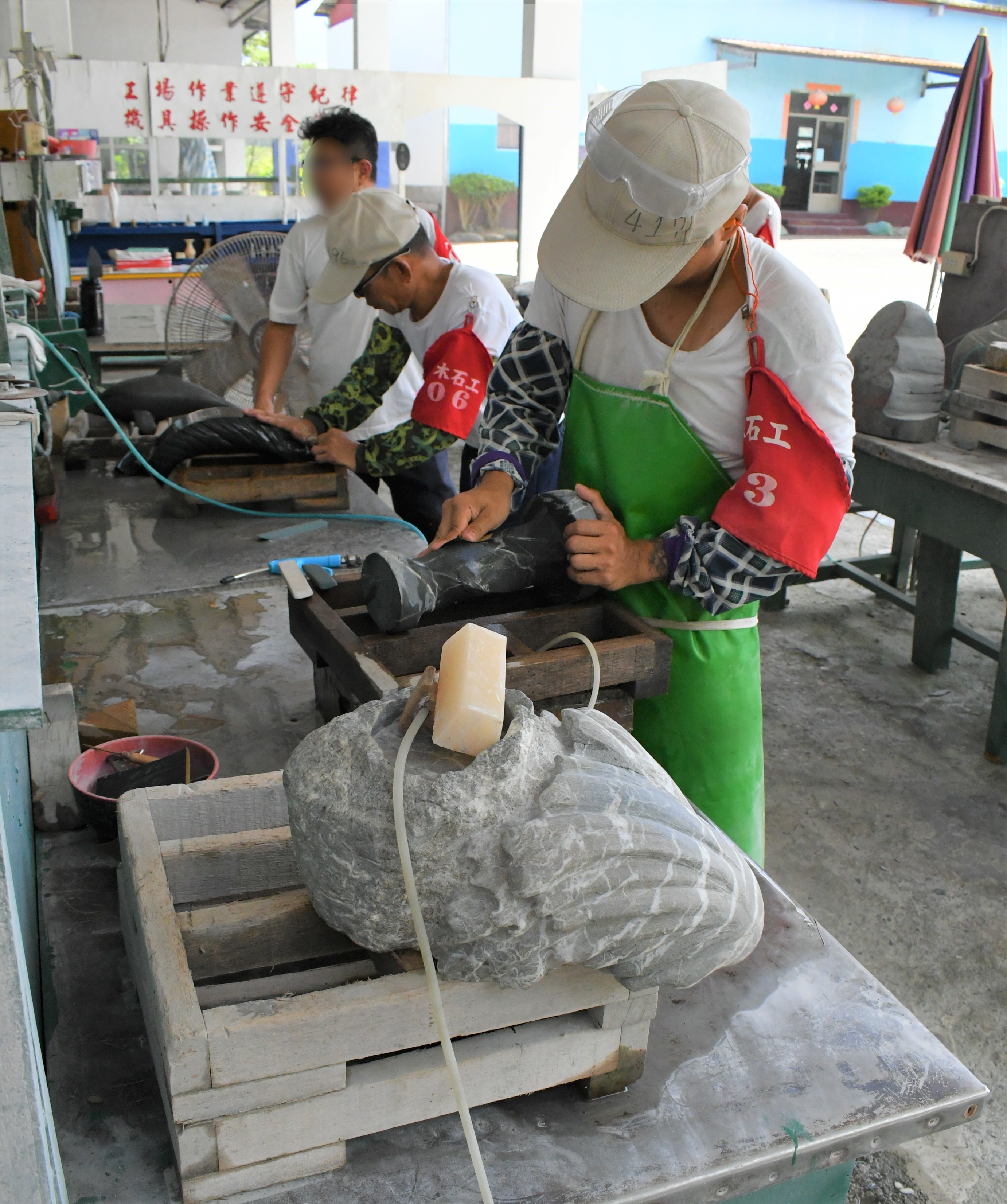 石雕技訓人員在工場實作狀況