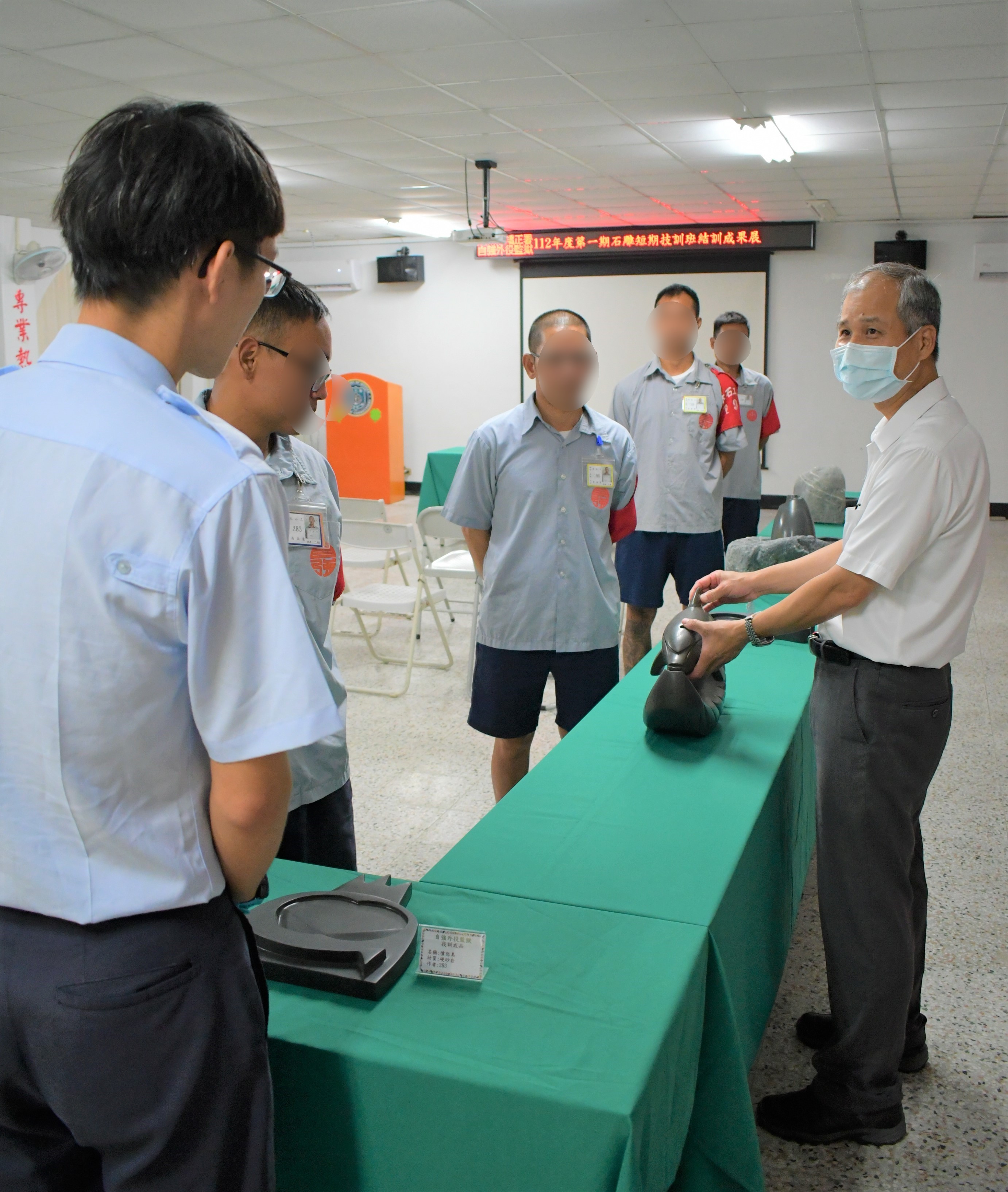 典獄長詢問同學作創作過程與心得