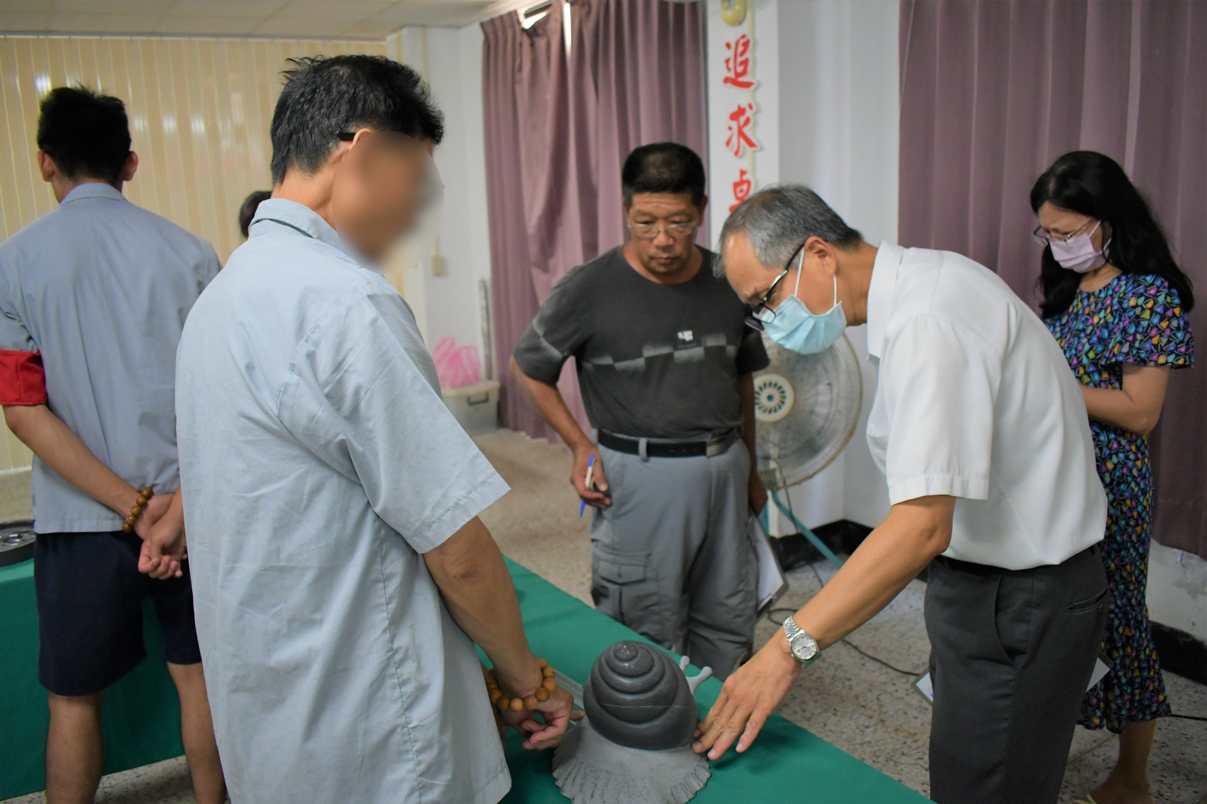 典獄長與職員評鑑同學作品情形