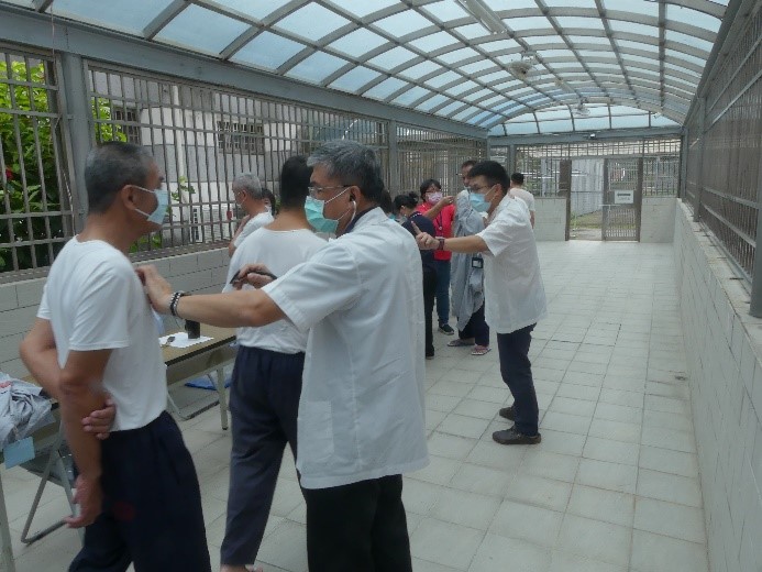 2醫師檢查身體狀況