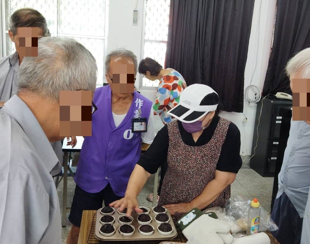 0628社工員邀請一粒麥子基金會徐美英講師入監帶領銀髮族舒壓課程
