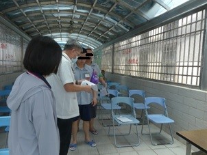 確認名單後，收容人排隊等候醫師檢查