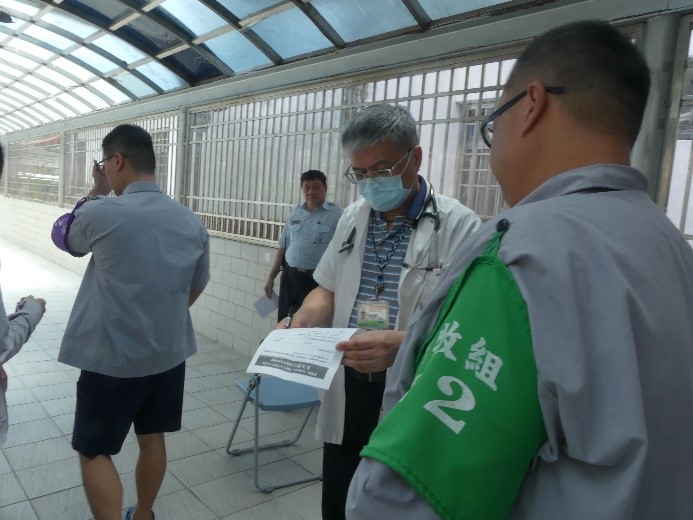 醫師檢查身體狀況