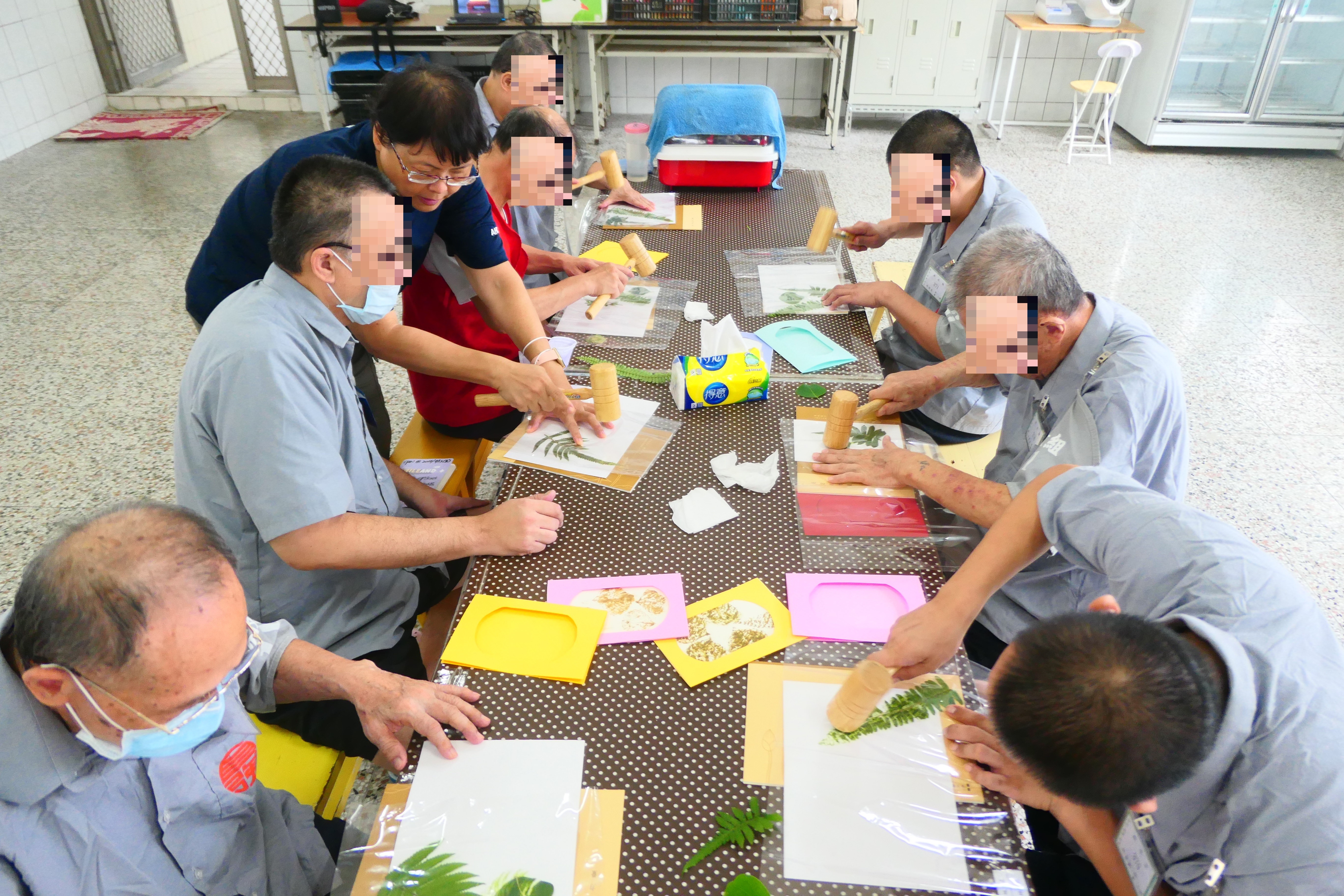 1004社工對新收受刑人辦理植物敲染卡片團體輔導