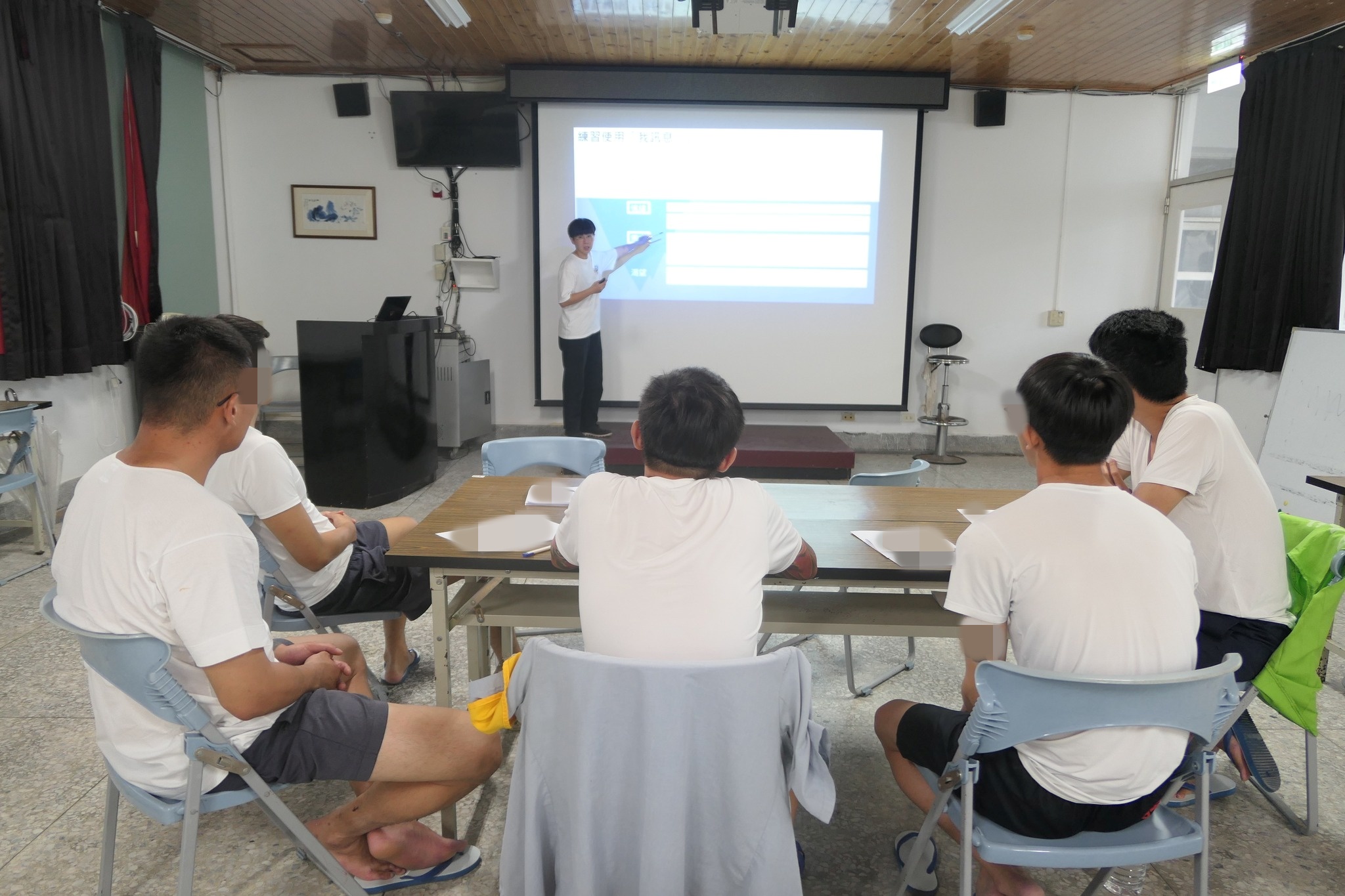 On June 4, 18, and 24, a psychologist conducted group counseling sessions focused on exploring family relationships.