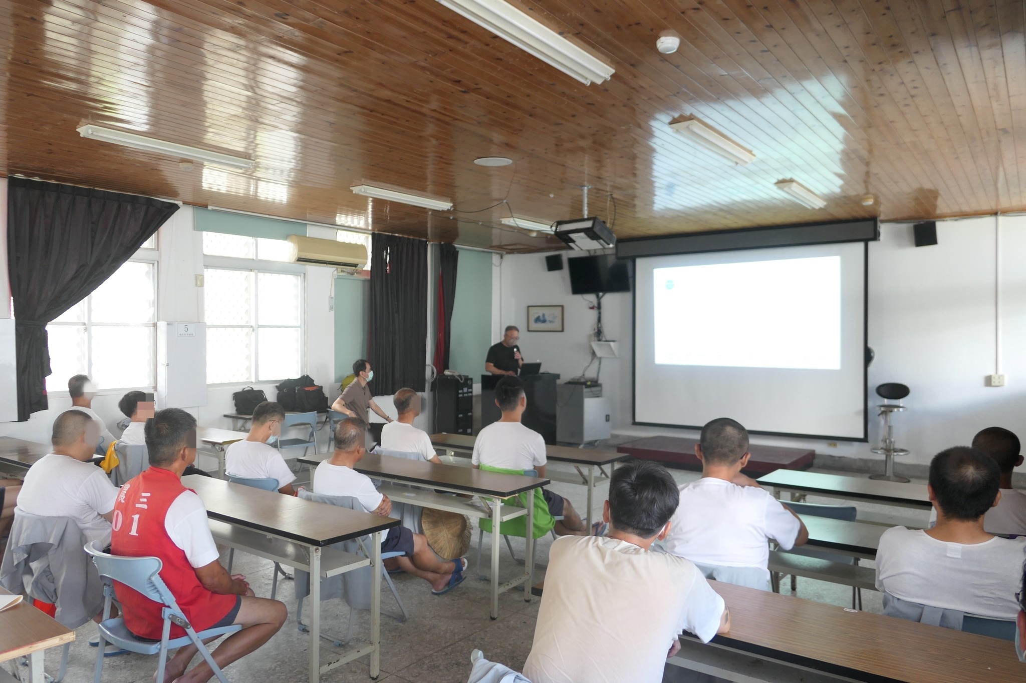 On June 11, a social worker invited Secretary-General Liu Qian of the White Rose Care Association to conduct an advocacy session on care services.