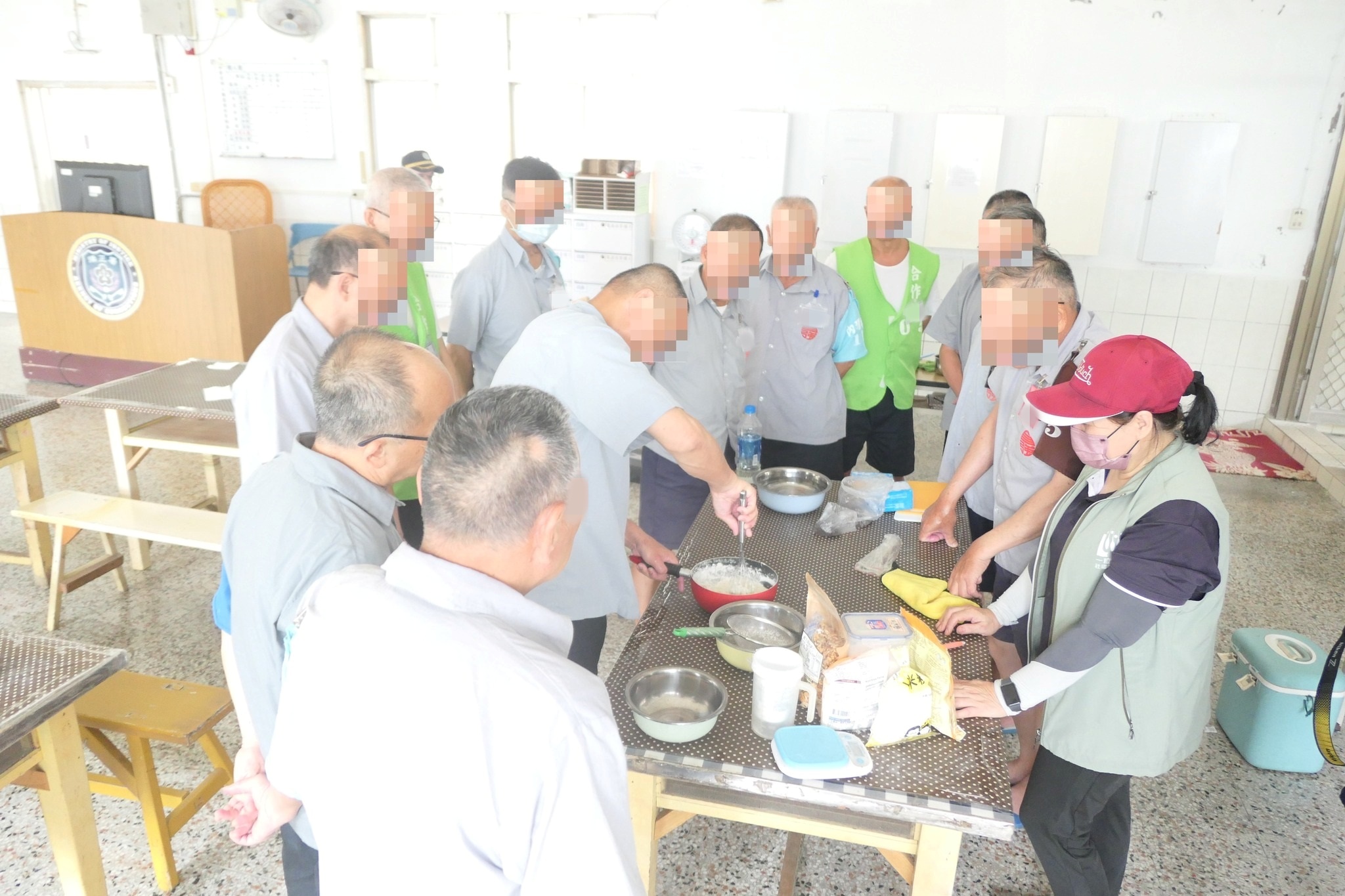 On June 13, a social worker invited Instructor Xu Mei-Ying from the One Grain of Wheat Foundation to conduct a group counseling session for elderly inmates, featuring handmade cookie baking.