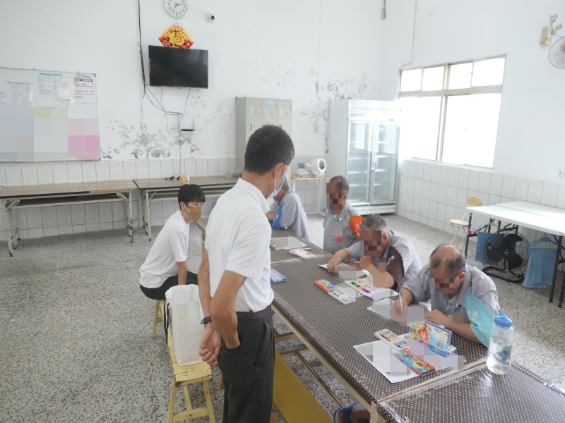 On July 10 and 25, the facility’s psychologist conducted group counseling sessions for elderly inmates.