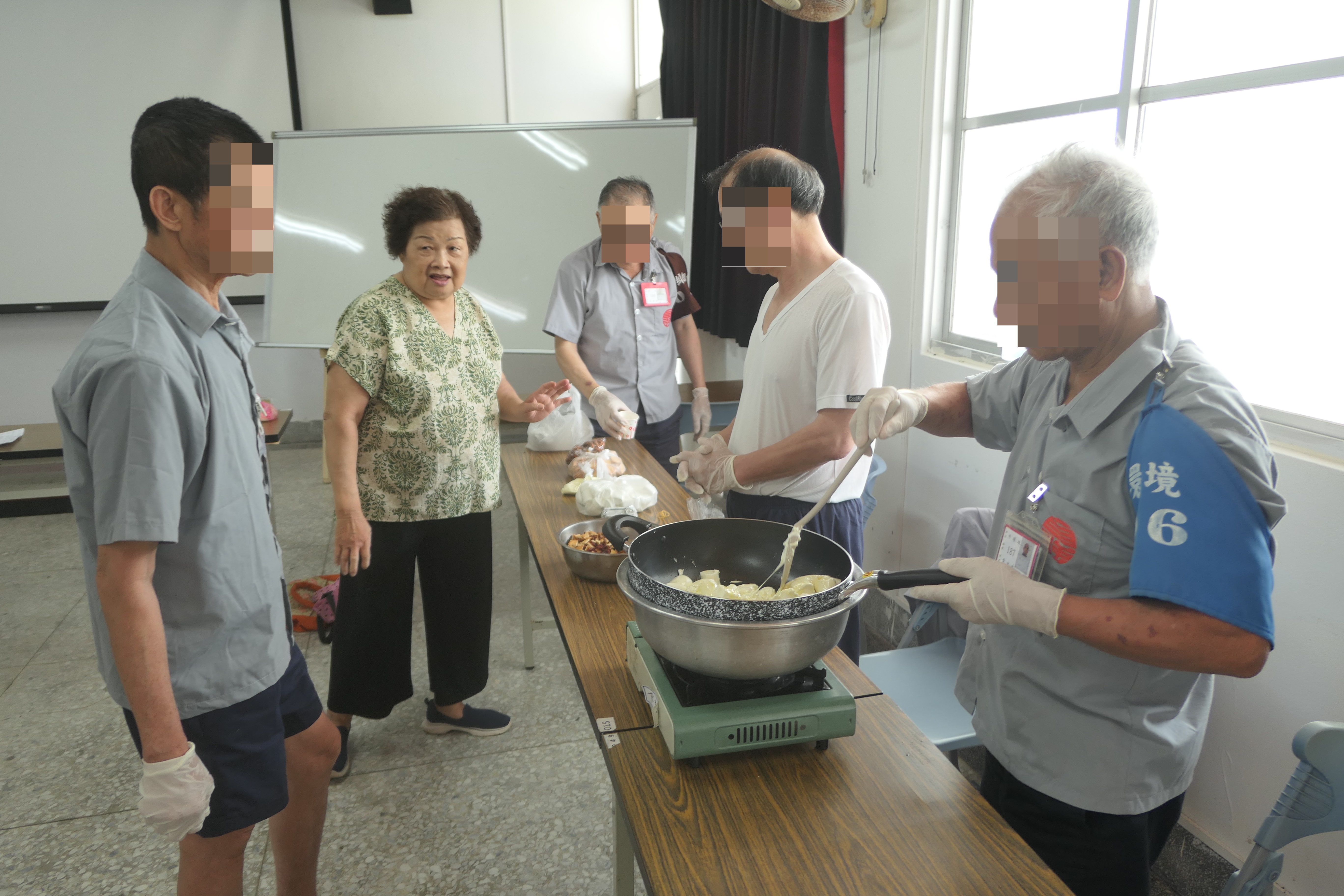 本監0522邀請台東縣池上鄉農會家政指導員官秀筍講師來監辦理高齡暨身障受刑人團體輔導—手工雪Q餅製作